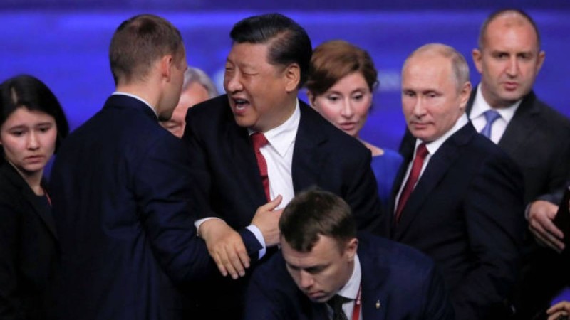 Сахнадан құлап бара жатқан Қытай төрағасын Путиннің күзетшілері ұстап қалды – видео