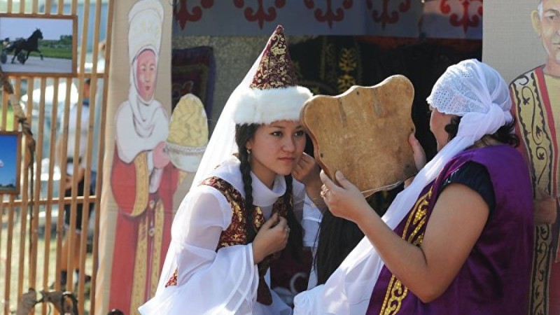 Әнші Ғаділбек Жанай қазақша киім кию бұрын ұят болғанын айтты