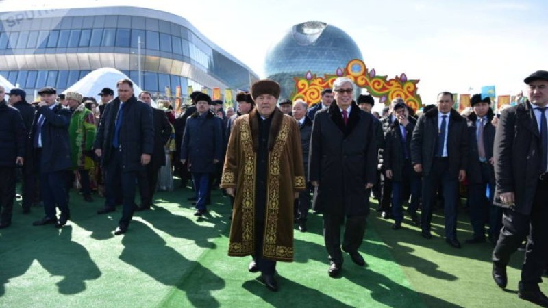 Назарбаев Наурыз мейрамына алтын түстес шапан мен бөрік киіп келді – фото