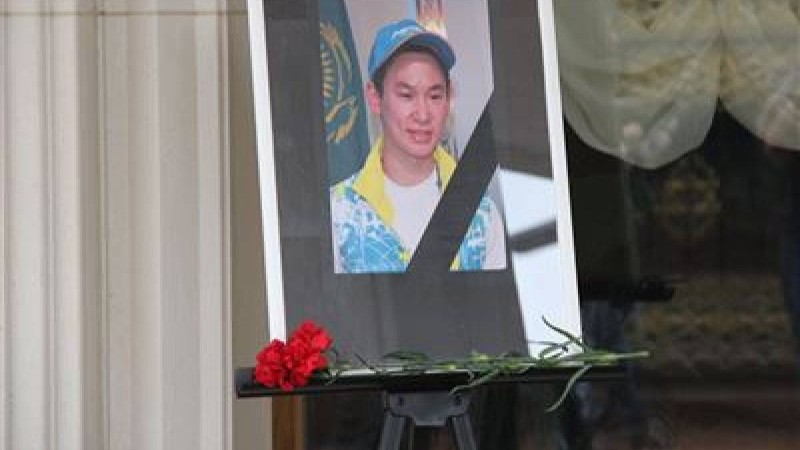 Ішкі істер министрі Денис Тенді қайтыс болғаннан кейін марапаттады