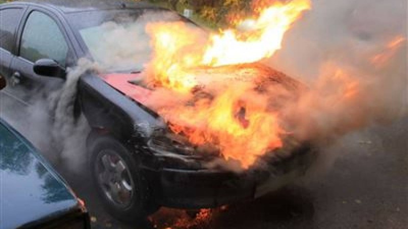 Өскеменнің қақ ортасында көлік өртеніп кетті