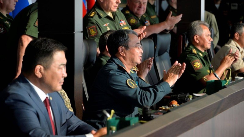 Тоқаев Арыстағы жарылысқа байланысты экс-министрді Қарулы күштер қатарынан шығарды