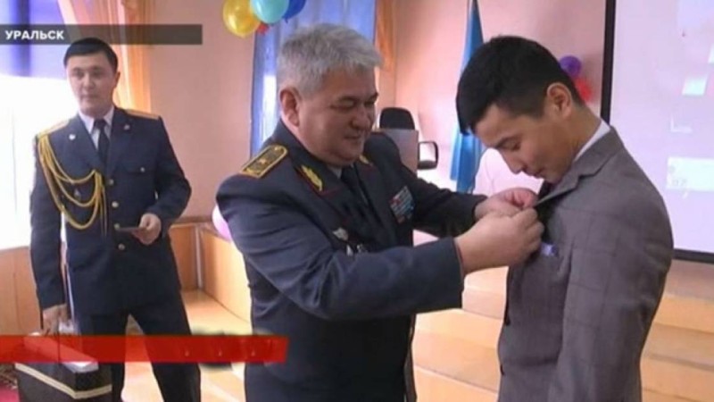 Оралда сегіз жастағы баланы өрттен алып шыққан жігіт марапатталды - Қазақстан жаңалықтары