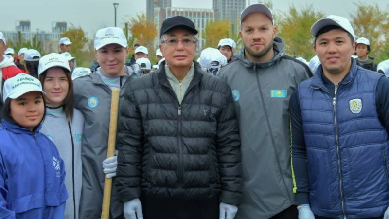 "Қайырымды іс": Тоқаев Нұр-Сұлтанда ағаш отырғызды