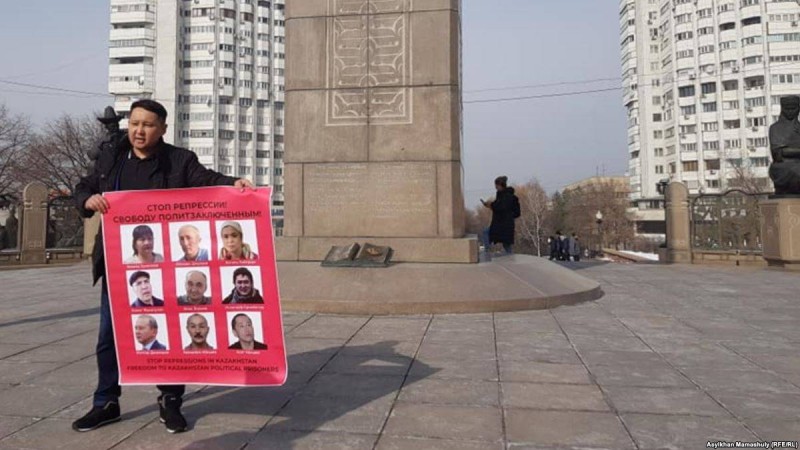 Алматылық белсенді Асхат Берсалимов көп балалы аналарды қолдап пикетке шықты