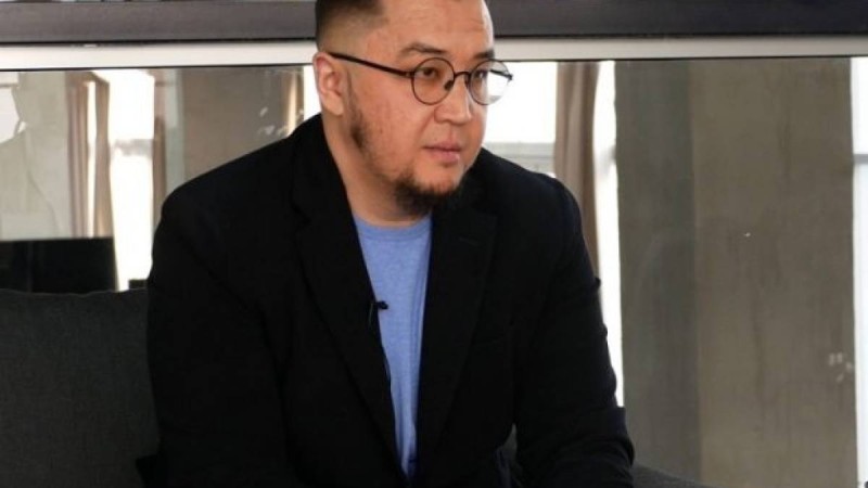 Қазақстандық сарапшы Нұрлан Байділдә халықаралық саяси жанжалдың ортасында қалды