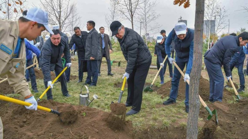 Тоқаев сенбілікке қатысып, көшет отырғызды
Аталған сенбілікке премьер-министр мен үкімет мүшелері де қатысты