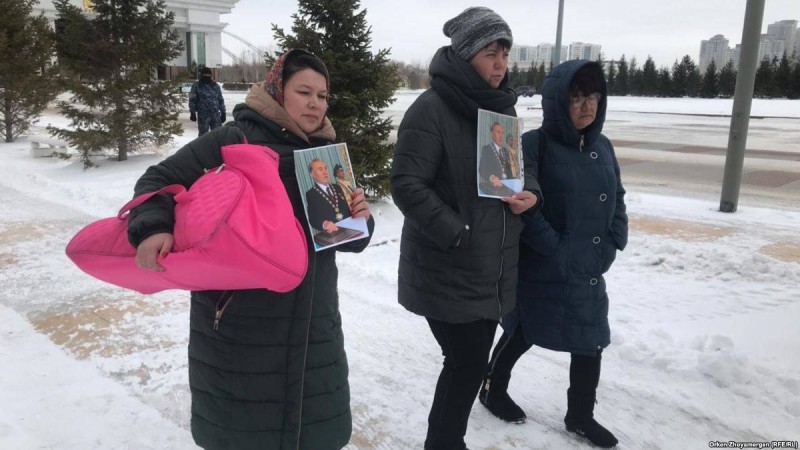 Ақорданың алдында бірнеше адам наразылық білдірді