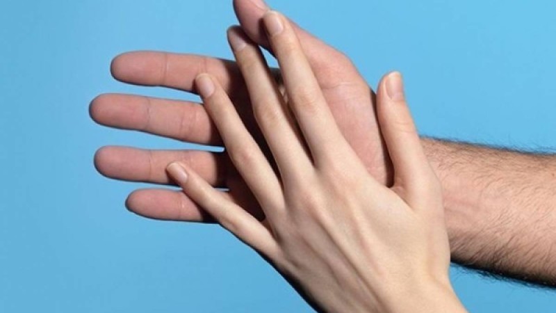 Кинотеатрда ұйықтап қалған қыз сүйіктісін тауып алған