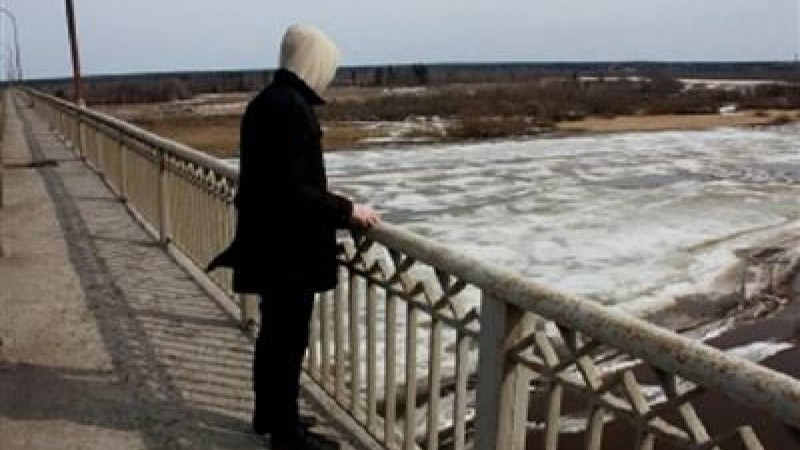 Семейде көпірден секірмек болған азаматты қала тұрғыны аман алып қалды