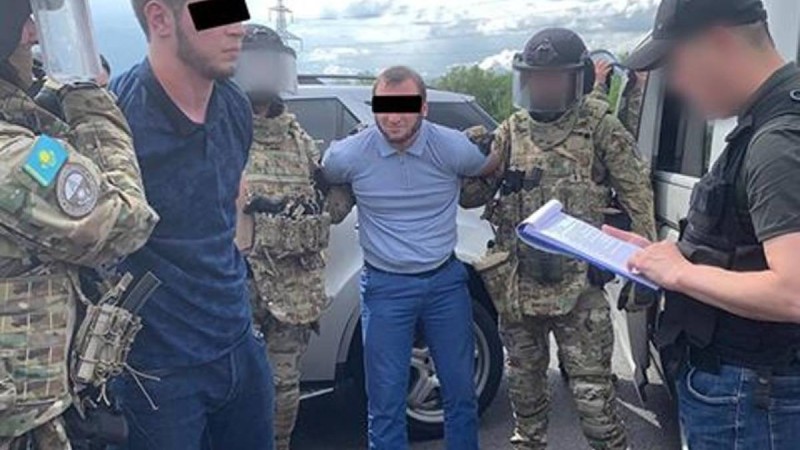 ҰҚК граната мен автомат сатқан қылмыстық топты құрықтады
                                Қамауға алынғандардың тұрғылықты жерінен қару-жарақ құрастырылатын орын табылды