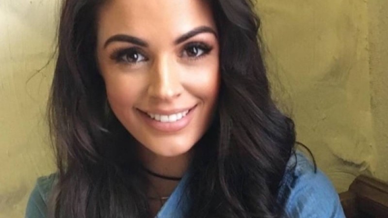 Модель фейсбукте мәлімдеме жасап, бірнеше сағаттан кейін өзіне қол салған