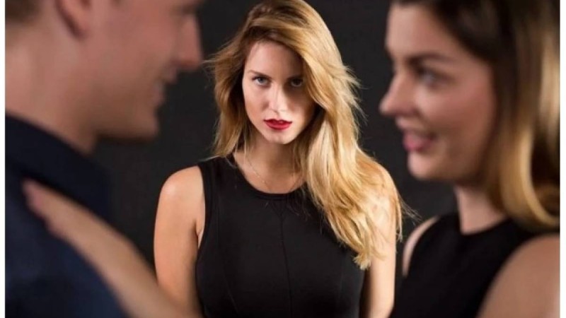 "Бұрынғы әйелін сүйеді": Үш рет ажырасқан азаматқа үйленген ару мұңын шақты