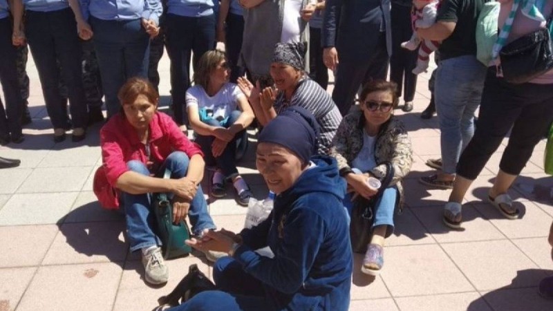 Алаңға шыққан көпбалалы ананың бәріне бірдей пәтер беру миға қонымсыз дүние