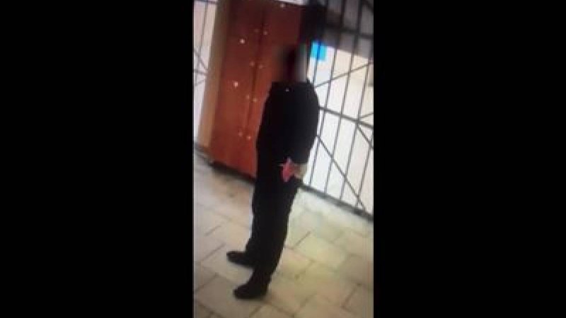 Семейде мас полицей дәрігерді соққыға жықты