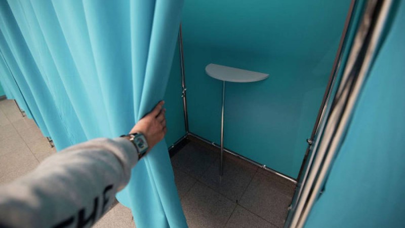 сайлау учаскесі, бір кабинаға неше адам кіреді