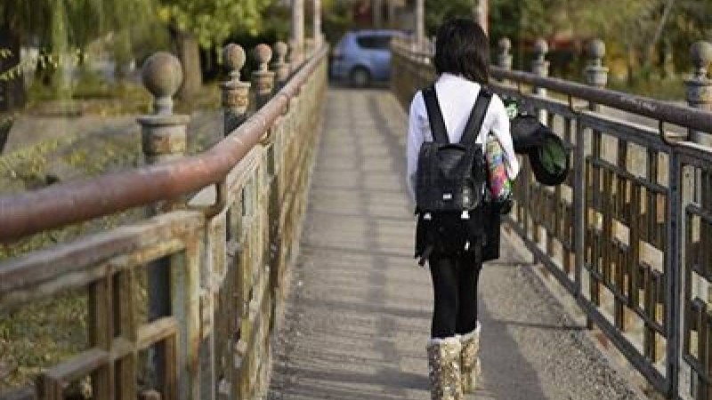 Тоғыз жасар қыз мектепке пижамамен баруға мәжбүр