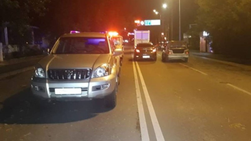 Алматылық әйел бір уақытта екі көліктің астына түсті