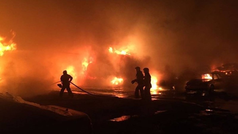 бір көшедегі екі үй отқа оранды