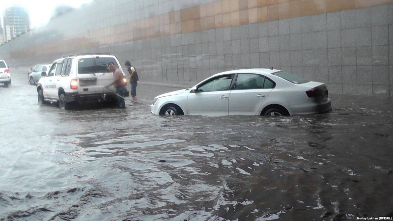 Алматыда жауын-шашын салдарынан қозғалыс қиындап, ағаштар құлаған