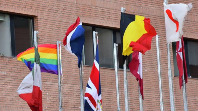 Елорданың қақ ортасында лесбияндар мен гейлердің туын желбіретіп қойды