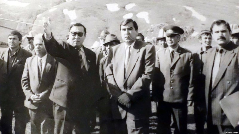 Жастарға Рахмонды дәріптеп, оппозицияны қаралайтын фильмді көрсетті