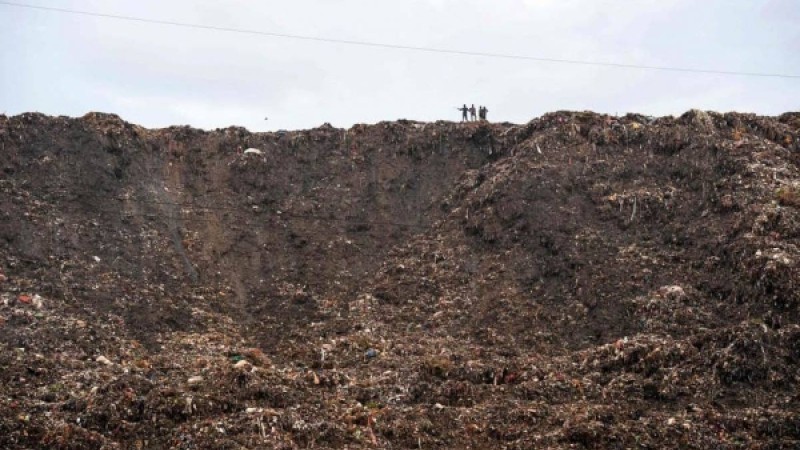 ​Үндістандағы «қоқыс тауының» биіктігі Тәж Махалға жеткен