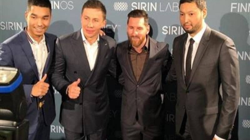 Головкин Мессимен кездесіп, қолғабын сыйлады