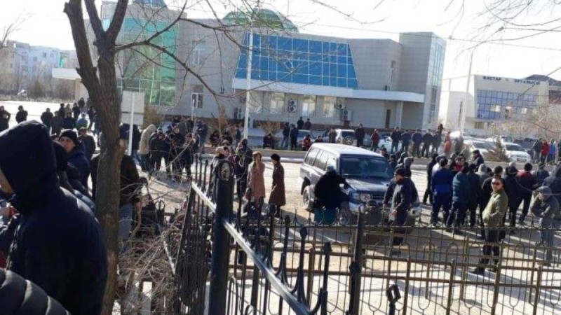 Жұмыс сұраған жаңаөзендіктер биліктен қысым болып жатқанын хабарлайды