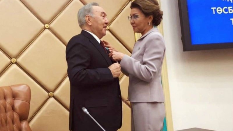 Назарбаевқа құрметті сенатор белгісі табысталды
                                Тұңғыш президентке куәлік пен белгіні Дариға Назарбаева табыстады