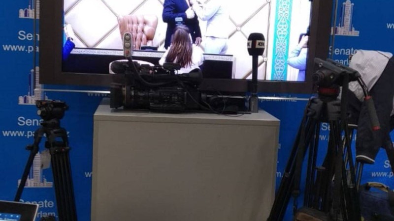 Назарбаев қатысқан сенат отырысында оны төс белгімен марапаттап, мадақтады