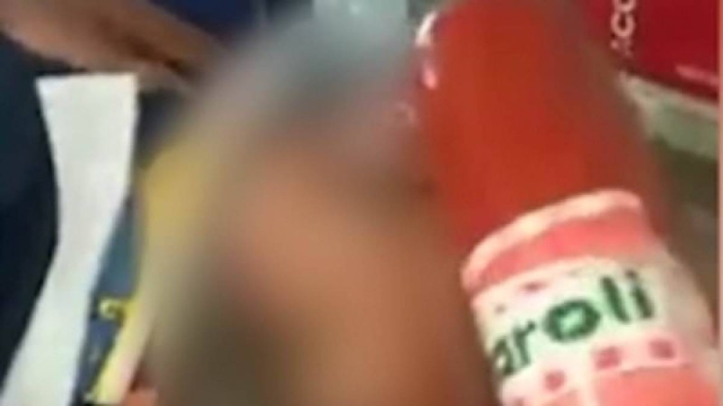 Видеошок: Жедел жәрдем қызметкері ес-түссіз адамды шұжықпен сабаған