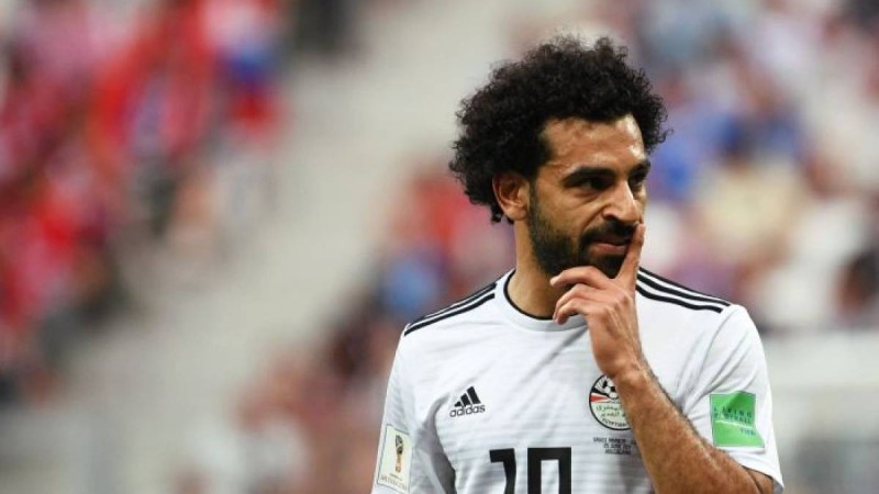 Жанкүйерлер танымал футболшыны мешітке жібермей қойды