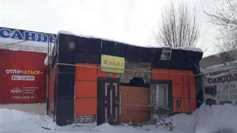 Оралда автобус дүкенді қиратып кетті