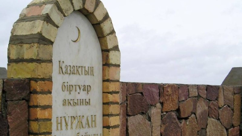 Ақынның мүсіні һәм тарихқа қиянат