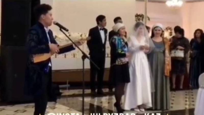 Келіннің бетін заманауи әнмен ашқан асаба қызу талқыға түсті (видео)