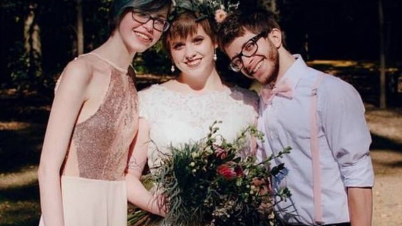 Үшеуі бір төсекте жатады: Үйлену тойына келген бейтаныс қызға күйеу жігіт те, қалыңдық та ғашық болып қалды - Қазақстан жаңалықтары