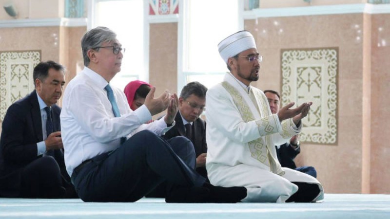 Тоқаев мешітке барып, дұға жасады