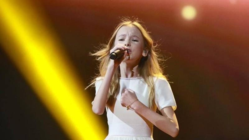 Танымал голливудтық актриса Данэлия Төлешованың әнінен кейін көзіне жас алды