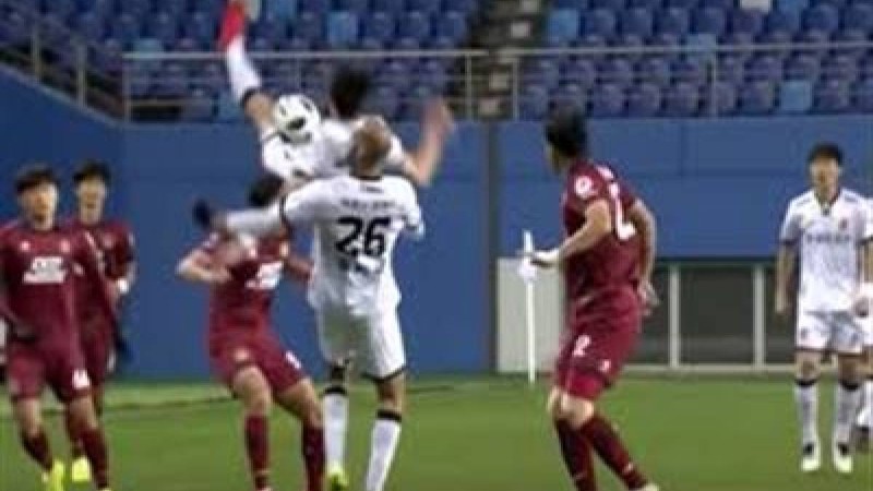 Ойын кезінде футболшының желкесі үзіліп кетті