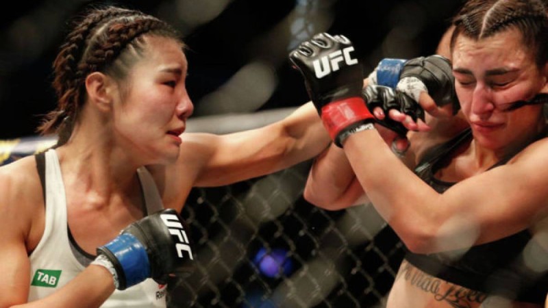 Сәлемдесу кезінде қулыққа барған спортшы қыз оңбай таяқ жеді – видео