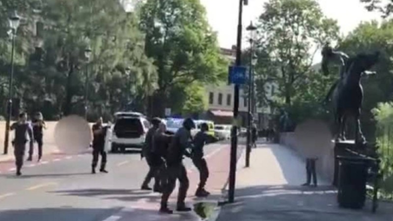 Видеошок: Тәртіп сақшылары пышақпен қауіп төндірген бүлікшіні атып тастады