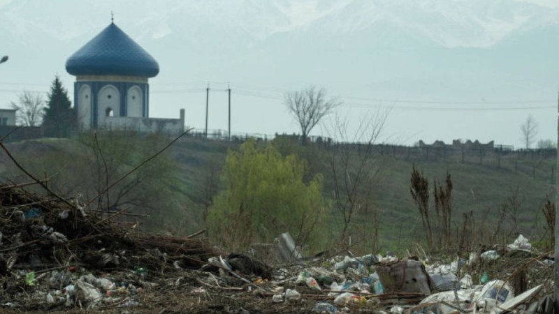 "Киесі ұрады": Әлмерек әулие кесенесінің маңындағы күл-қоқыс