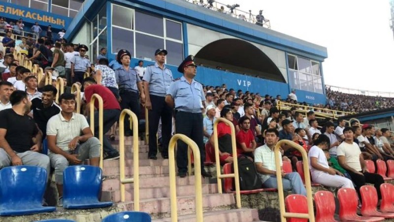 Шымкенттегі футбол матчы кезінде жанкүйер алаңға жүгіріп шықты – видео