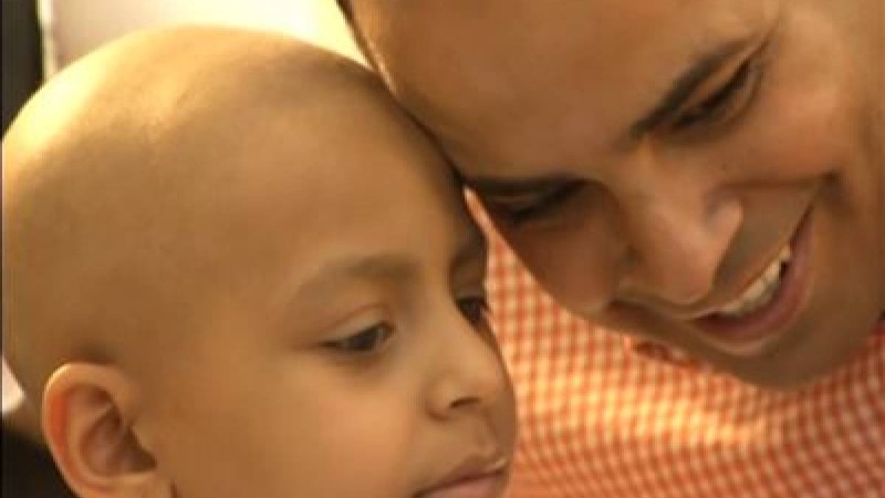 ФОТО: Шаштараз химиотерапиядан өткен балаларға тегін парик сыйлап жүр