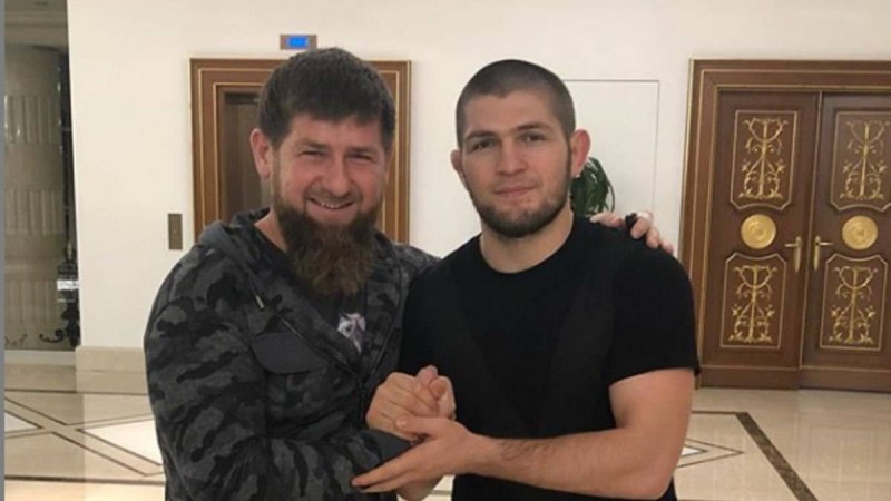 Рамзан Кадыров Хабиб Нурмагомедовтың әкесіне қымбат көлік сыйлады - новости Казахстана