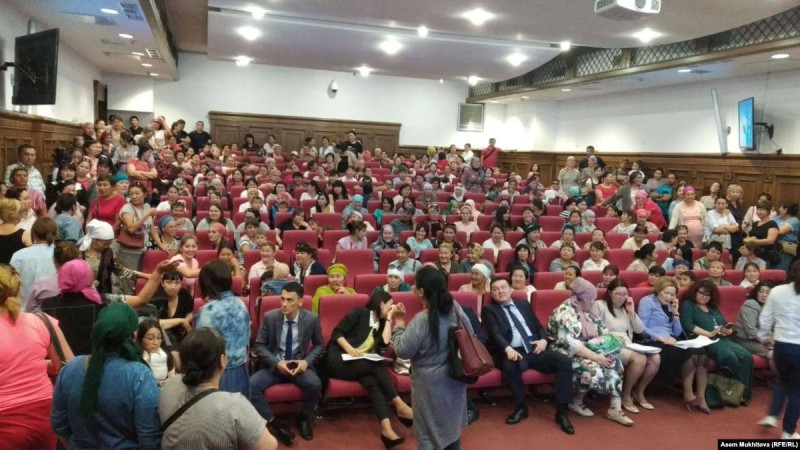 Нұр-Сұлтанда жүзге жуық көп балалы ана тағы жиналды