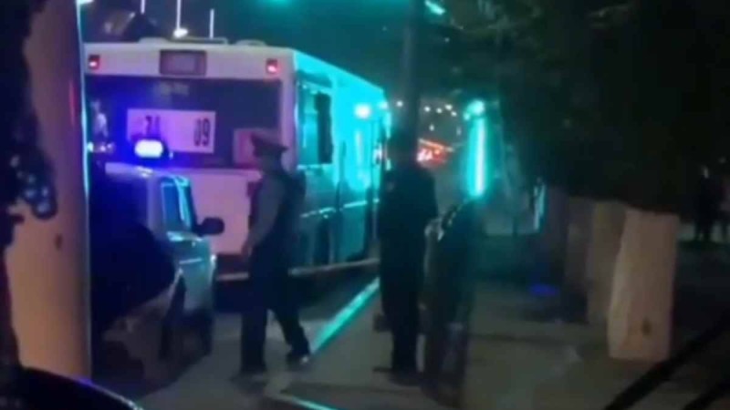 Екі жүзден аса жолаушы болған: Қарағандының орталығында бірнеше автобусқа оқ жаудырылды (видео)
Желіде оқиғаға қатысты видео тарады