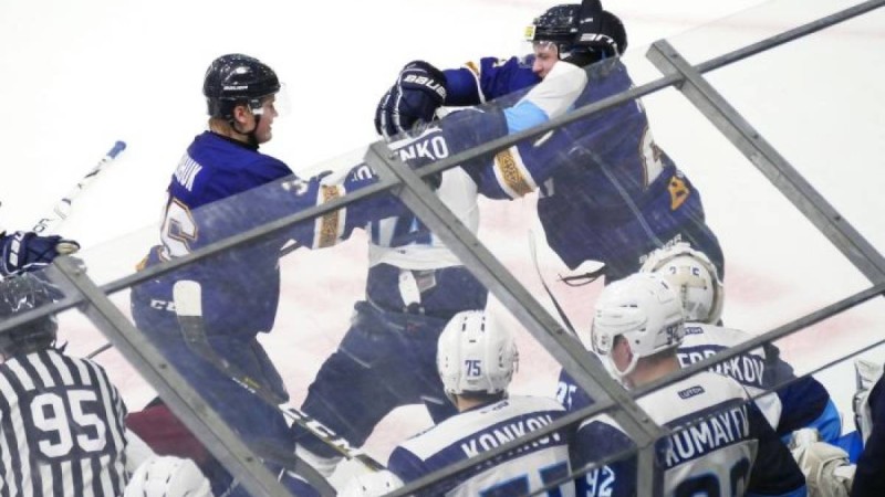 Ойын кезінде хоккейшілер жаппай төбелесіп кетті – видео