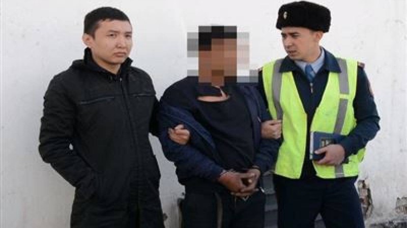 Мас жүргізушінің көлігінен есірткі мен суық қару табылды